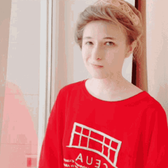 a girl wearing a red shirt with au3 on it