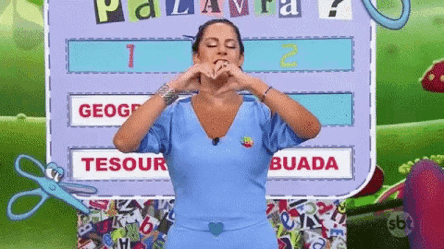 a woman is making a heart shape with her hands in front of a sign that says palavra .
