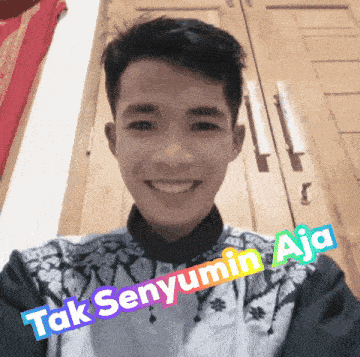 a young man taking a selfie with the words tak senyumin aja on the bottom