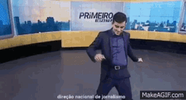 a man dancing in front of a sign that says primeiro