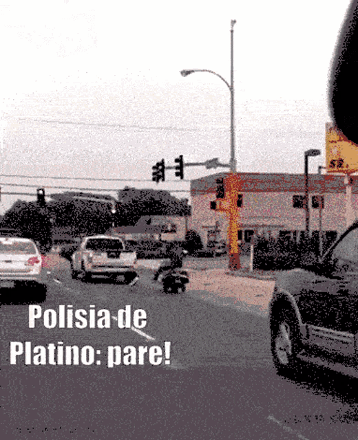 a blurred image of a street with the words " policia de latino pare "