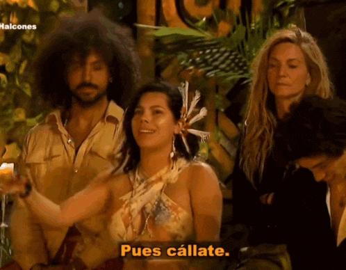 a woman with feathers on her head says pues callate in a foreign language