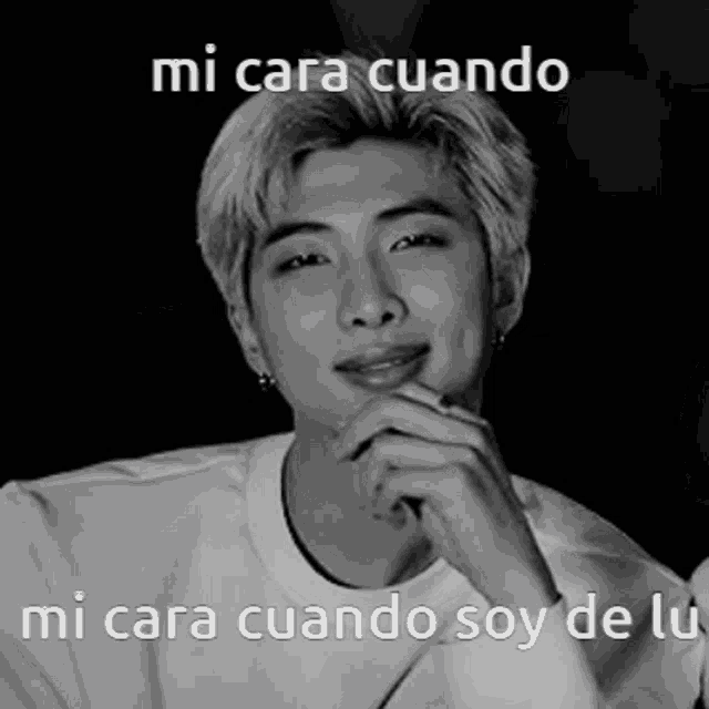 a black and white photo of a man with the words mi cara cuando mi cara cuando soy de lu