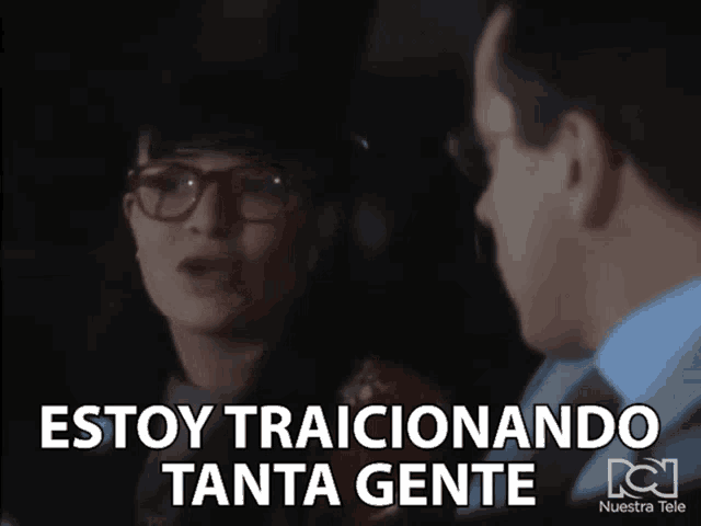 a man and a woman are having a conversation and the woman is saying " estoy traicionando tanta gente "