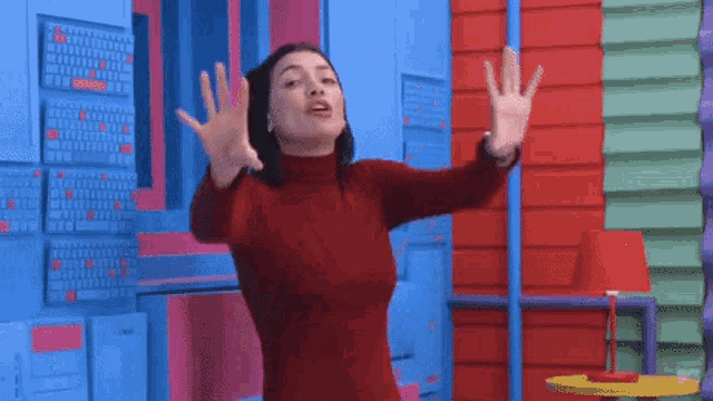 a woman in a red sweater is dancing in front of the word fanficando