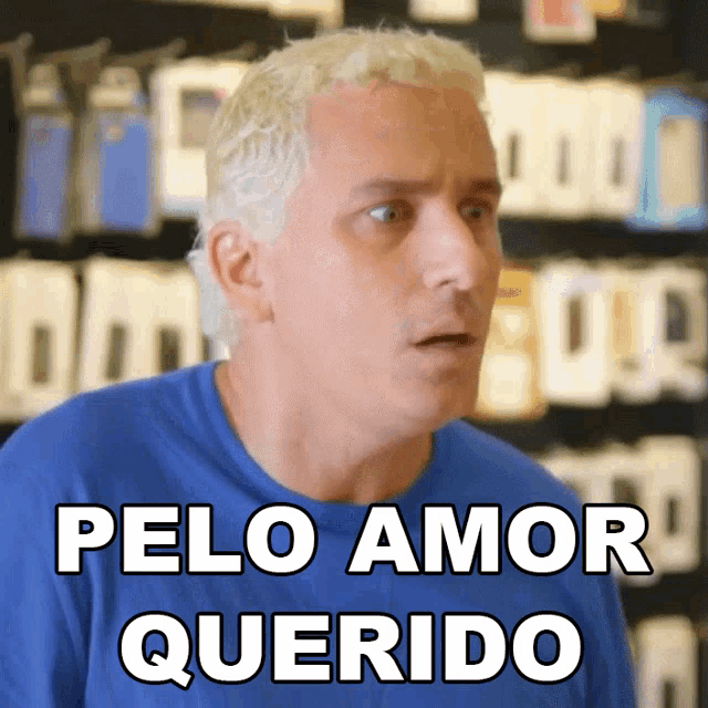 a man in a blue shirt says pelo amor querido in white letters