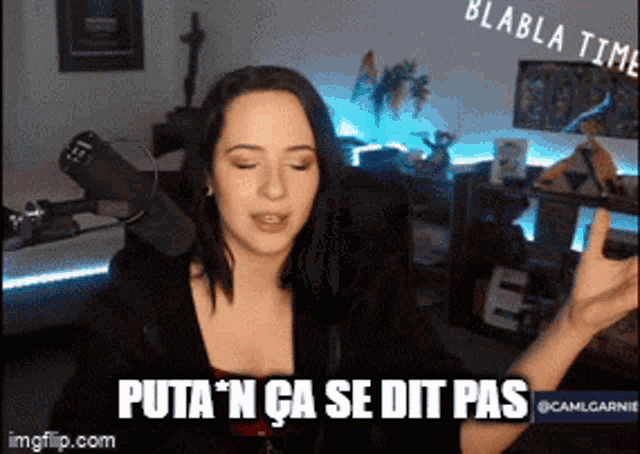 a woman in front of a microphone with the words puta 'n ca se dit pas