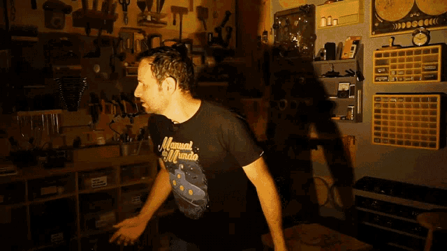 a man is wearing a black shirt that says manual del mundo