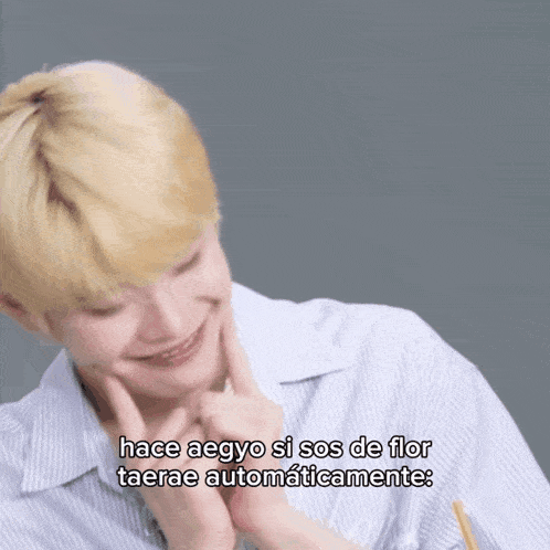 a young man with blonde hair is making a funny face and says hace aegyo si sos de flor taerae automaticamente .
