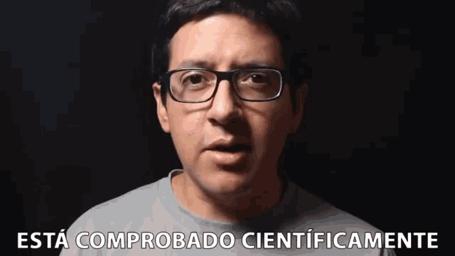 a man wearing glasses and a gray shirt says esta comprobado cientificamente