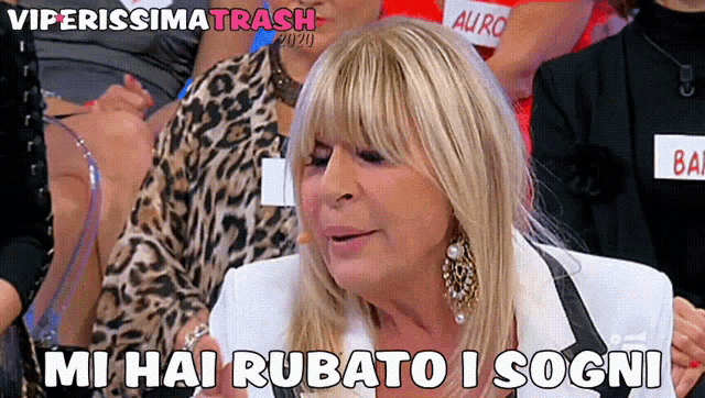 a woman says mi hai rubato i sogni in a crowd of people