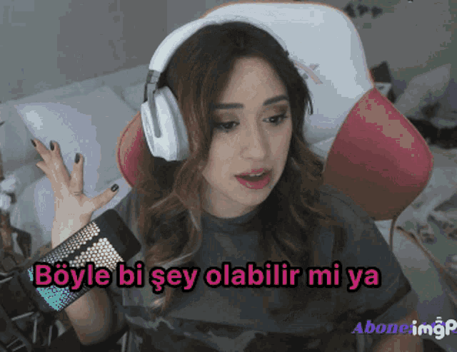 a woman wearing headphones with the words böyle bi şey olabilir mi ya