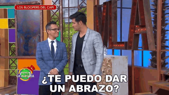 two men standing next to each other with the words te puedo dar un abrazo on the bottom