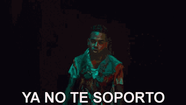a man stands in a dark room with a sign that says ya no te soporte