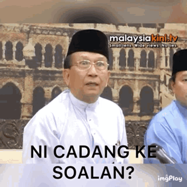 a man wearing glasses and a black hat says ni cadang ke soalan ..