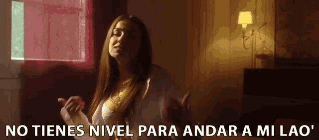 a woman is standing in a room with the words " no tienes nivel para andar a mi lao " on the bottom