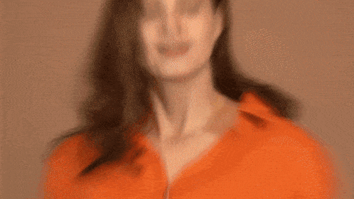 a woman in an orange shirt with the words e como o paraiso above her