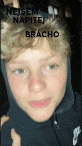 a close up of a person 's face with the words nejsem napitej bracho written above it