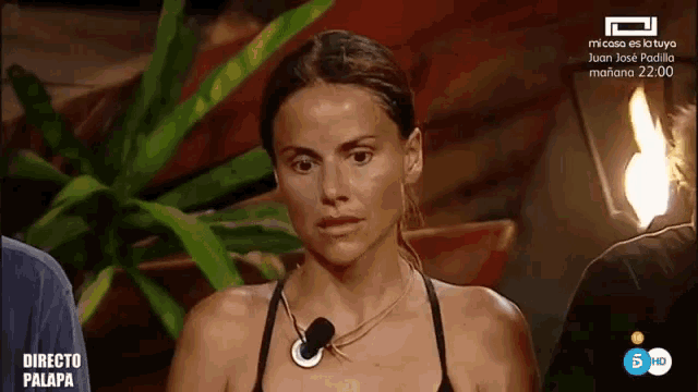 a woman in a black tank top is on a television show called directo palapa
