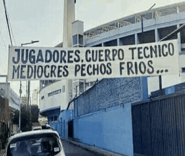 a sign that says " jugadores cuerpo tecnico mediocres pechos frios "