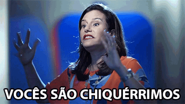 a woman is making a funny face and the words vocês sao chiquerrimos are below her