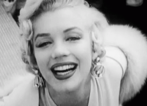 Kisses Marilyn Monroe GIF - Kisses Marilyn Monroe Smile GIFs