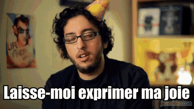 a man wearing glasses and a party hat with the words laisse-moi exprimer ma joie