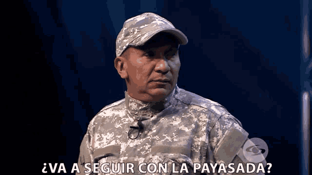 a man in a military uniform says " va a seguir con la payasada "