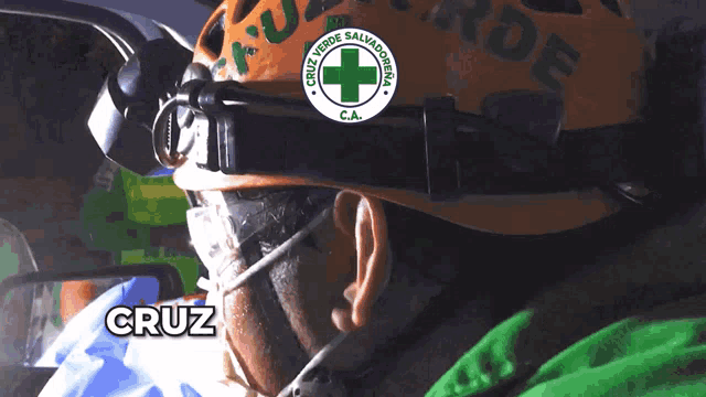 a man wearing a helmet that says cruz verde salvadorena on it