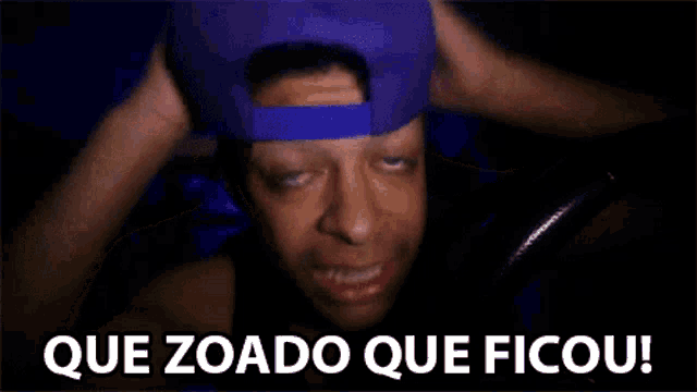 a man wearing a purple hat with the words que zoado que ficou
