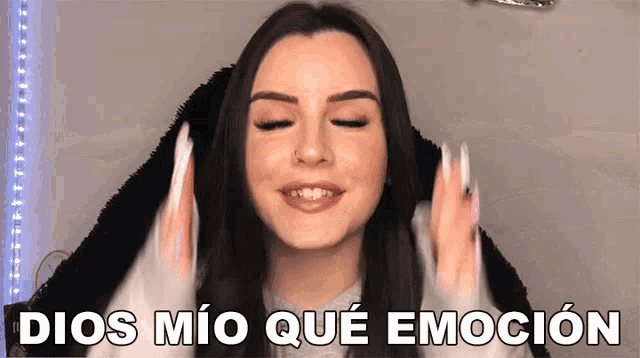 a woman is sitting in a chair with her eyes closed and the words dios mio que emocion written above her