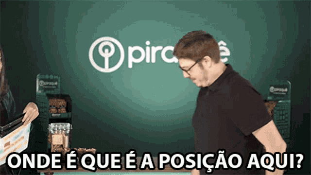 a man is standing in front of a sign that says pira