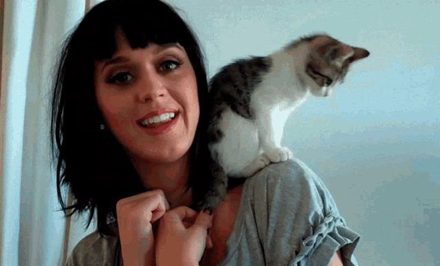 Katy Perry Blow A Kiss GIF - Katy Perry Blow A Kiss Wave Goodbye GIFs