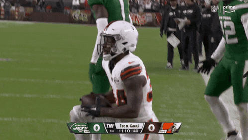 a football game between the jets and browns
