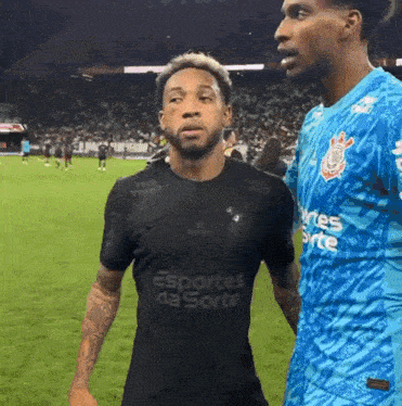 a man in a black shirt that says esportes da sorte