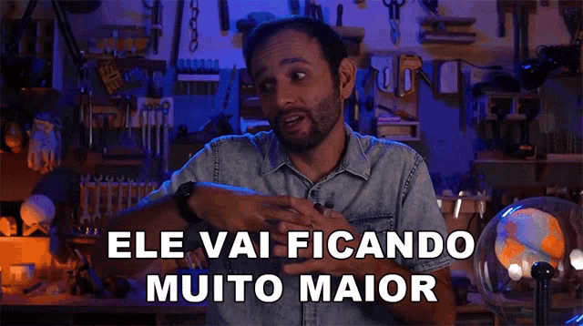 a man says ele vai ficando muito maior in front of a workshop