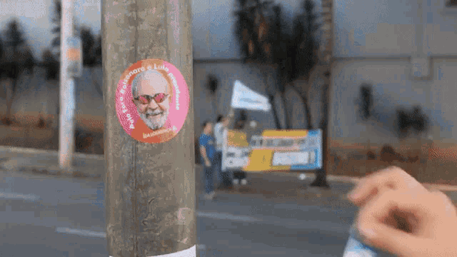 a sticker on a pole that says ' presidente bolsonaro e lula presidente '