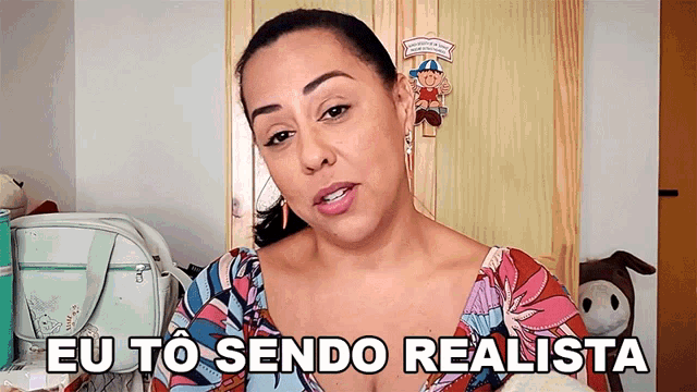 a woman says eu to sendo realista in front of a closet