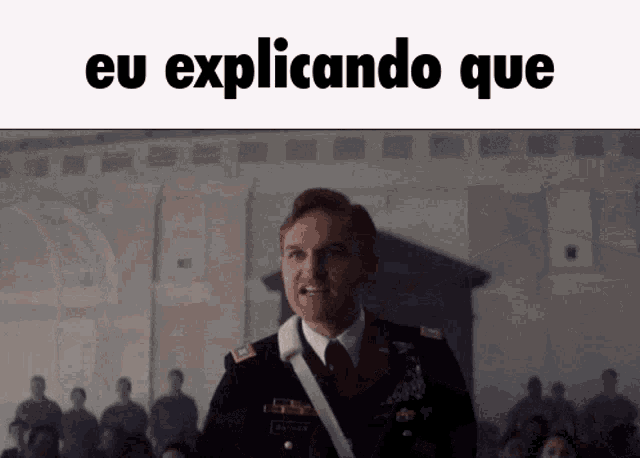 a man in a military uniform stands in front of a crowd with the words eu explicando que written above him