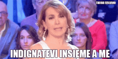 a woman stands in front of a crowd with the words " indignativevi insieme a me " above her