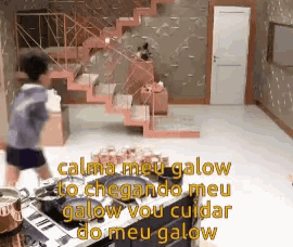 a person standing in front of a staircase with the words calma meu galow to chegando meu galow vou cuidar