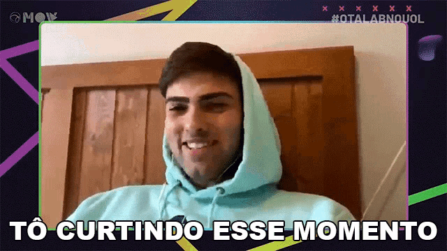 a man wearing a blue hoodie with the words to curtindo esse momento below him