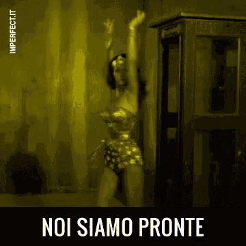 a woman in a wonder woman costume is dancing in front of a phone booth with the words noi siamo pronte below her