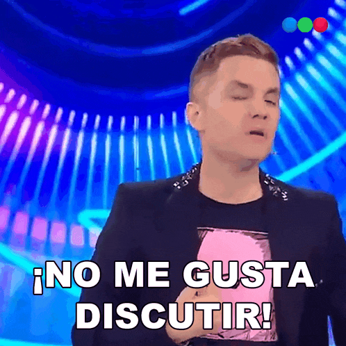a man says no me gusta discutir in front of a blue background