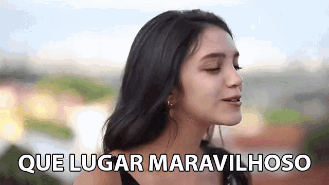 a woman is smiling with the words que lugar maravilhoso above her