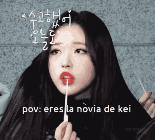a picture of a woman with red lips and the words pov eres la novia de kei below her