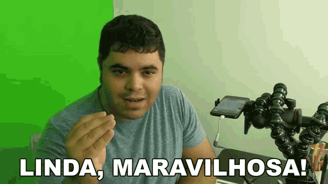 a man says linda maravilhosa while holding a cellphone
