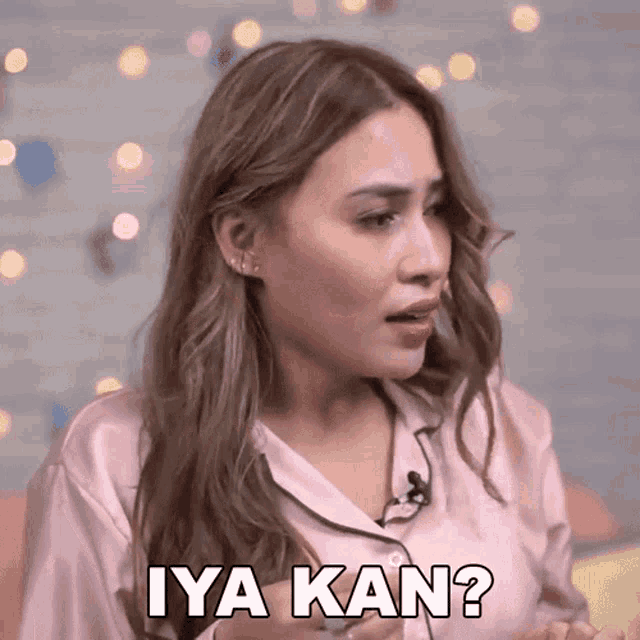 a woman is making a funny face and saying iya kan