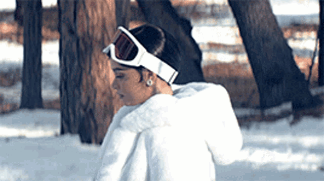 Kehlani Snow GIF - Kehlani Snow Look GIFs
