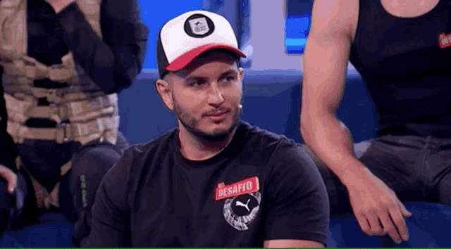 a man wearing a black shirt with the word desafio on the front